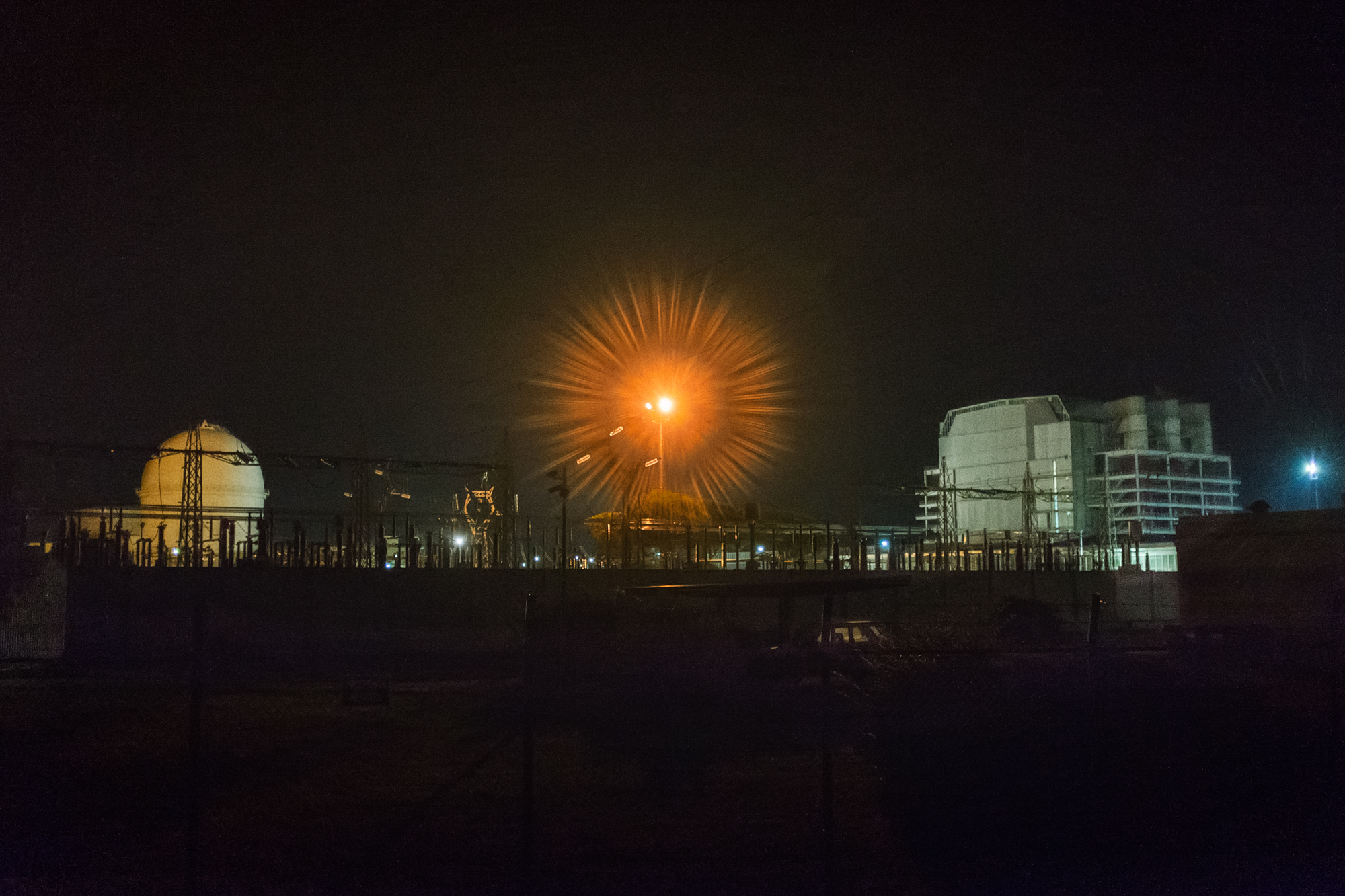  Sulla destra la Centrale nucleare Latina, a sinistra il reattore sperimentale CIRENE. Borgo Sabotino (LT), 2015.  All’epoca della sua apertura, il 12 maggio 1963, era la centrale nucleare più grande d’Europa, ma cessa di produrre energia il 26 novem