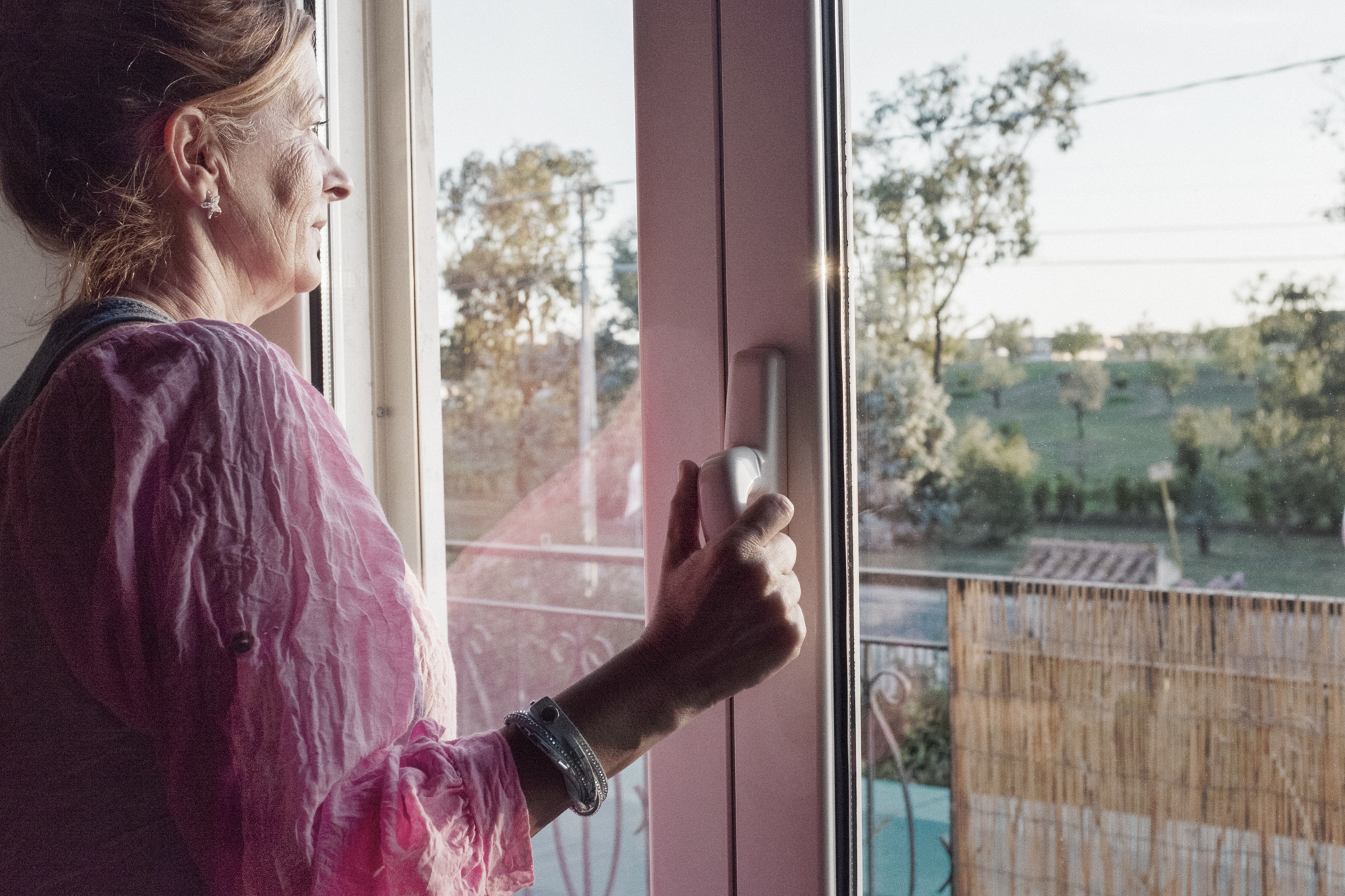  Carla Piovesan, 56 anni, nella sua abitazione di fronte alla discarica di Borgo Montello (LT), 2015.  Carla abita qui da quando è nata ed è sempre costretta a serrare tutte le finestre per bloccare i miasmi causati dalla discarica. Il bacino di racc