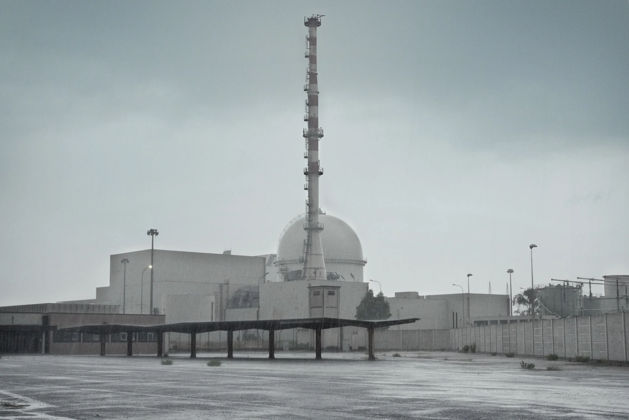 Copula del reattore nucleare a nebbia CIRENE, Borgo Sabotino (LT), Il CISE REatttore nucleare a NEbbia è un progetto di reattore nucleare completamente sviluppato in Italia. Un primo prototipo, basato sull’uso di uranio naturale come combustibile e di acquapesante come termovettore, fu formulato nel 1962 con l’idea di fornire l’Italia di una tecnologia nucleare nazionale. Era necessario evitare l’uso di uranio arricchito, elemento base per armi nucleari e quindi precluso all’Italia a seguito della sconfitta nella seconda guerra mondiale. Il progetto, dopo molte difficoltà tecniche che comunque portarono allo sviluppo di brevetti e processi industriali innovativi, fu completato nel 1986, ma l’incidente di Chernobyl nell’aprile dello stesso anno e il conseguente referendum sul nucleare del novembre 1987 ne bloccarono il collaudo definitivo. Non essendo mai entrato in funzione il reattore non è contaminato.