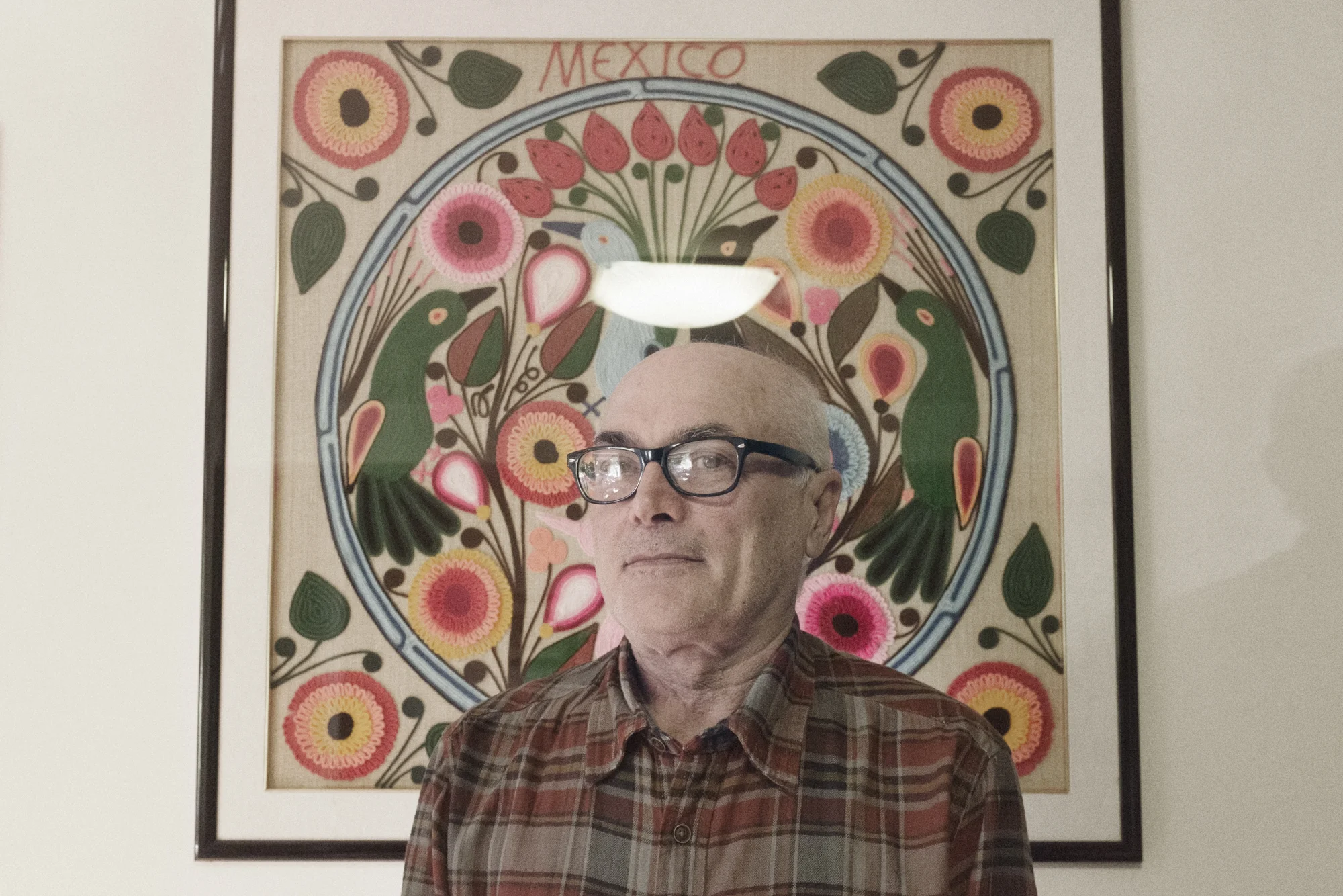 Claudio Gatto, collaboratorediDon Cesare Boshin, nella sua casa di Borgo Montello (LT), 2015. Dal comitato contro la discarica degli anni Novanta alla collaborazione con l’associazione contro le mafie Libera, Claudio è ancora in prima linea nella denuncia degli illeciti commessi in tutta la provincia di Latina. 