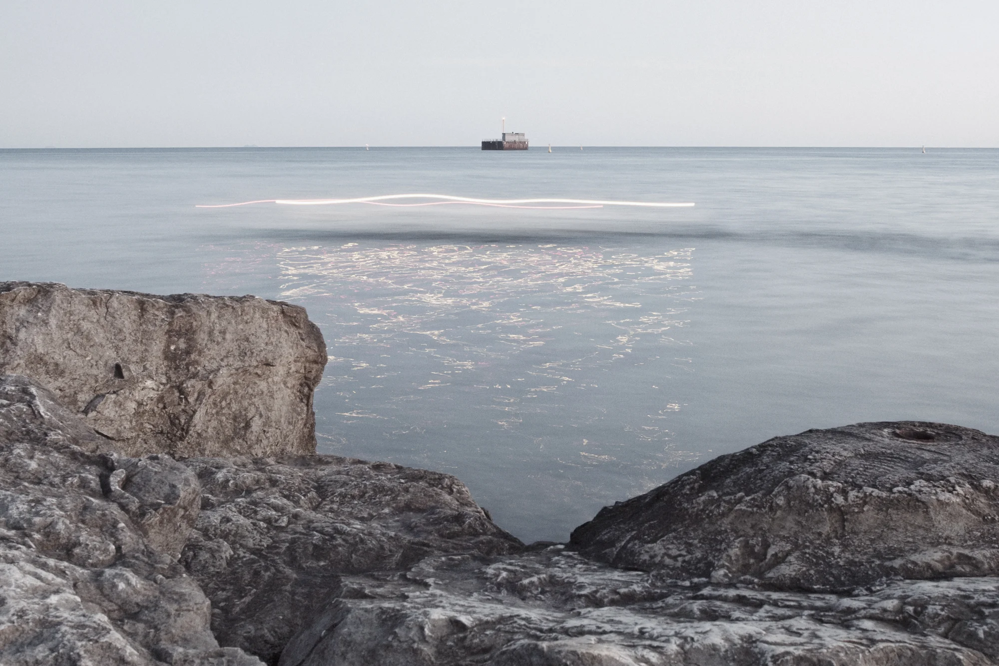 Tratto di mare che vede le condotte di carico delle acque della centrale nucleare di Borgo Sabotino, Foce Verde (LT), 2015 Le acque usate dalla centrale nucleare sono prelevate a largo da due condotte parallele che corrono sott’acqua. Sopra le condotte un pontile di 750 metri collegava la piattaforma in foto alla terraferma. Il pontile è stato smantellato nel 2011 nell’ambito del processo di decomissioning della centrale nucleare, di cui si prevede la fine della prima fase tra il 2023 e il 2027. Il costo totale per il decomissoning di tutte le attività nucleari in Italia ammonta a 6,5 miliardi di euro.
