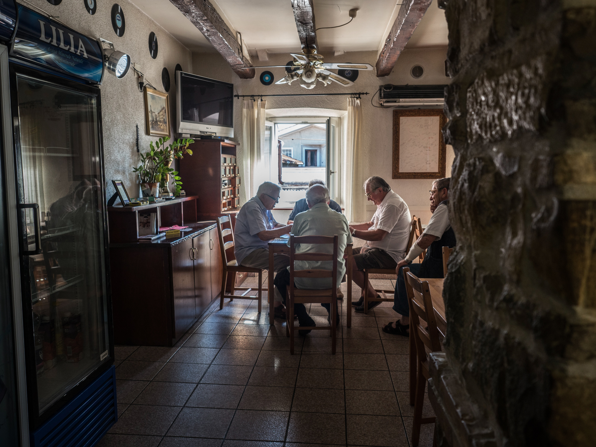  Alcuni anziani giocano a carte nel Circolo Arci "Falisca" nel rione di Servola. Secondo i dati Istat Trieste è fra le province con tasso di vecchiaia più elevato d'Italia. 