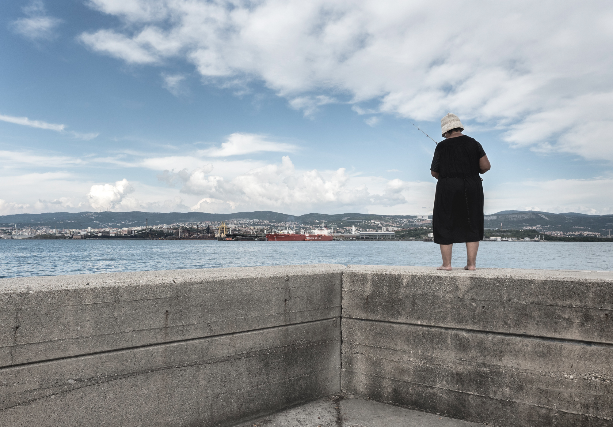  Area industriale della Ferriera vista dal vicino comune di Muggia (anch'esso inserito nel SIN), Trieste 2015. Il Friuli Venezia Giulia resta una delle regioni italiane con un «deficit depurativo» delle acque ancora alto. 