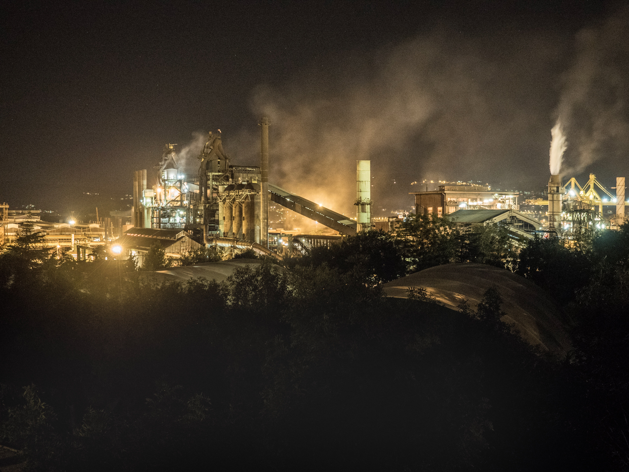  Veduta notturna dell' imponente impianto siderurgico della Ferriera di Servola , Trieste 2015. 