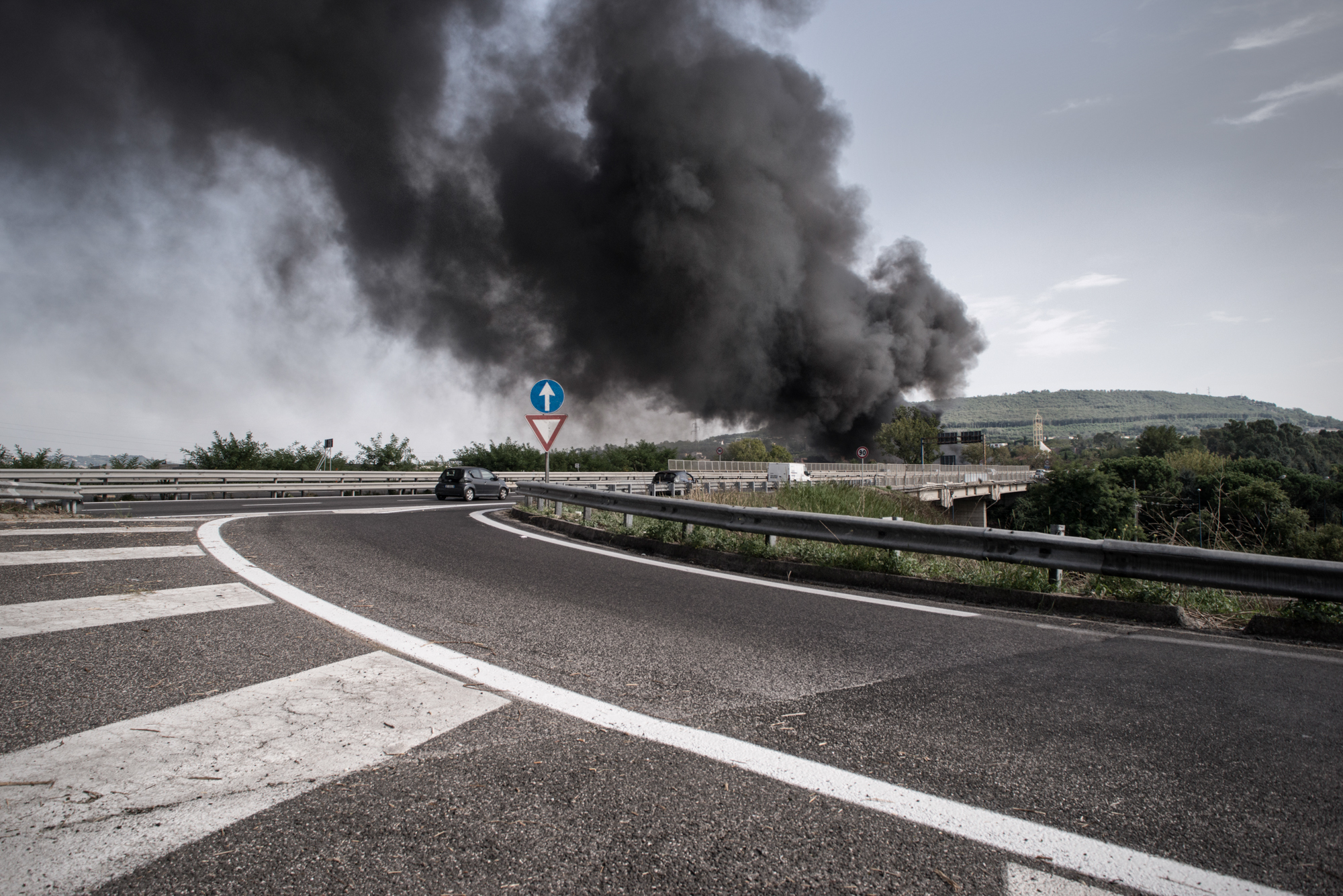  Giugliano, Napoli, 2015. Il fumo di un rogo nella zona di Giugliano (NA).&nbsp;  I roghi in Campania sono frequenti e vengono considerati dagli abitanti del posto un diversivo per distogliere l’attenzione da disastri ambientali di maggiore entità.&n