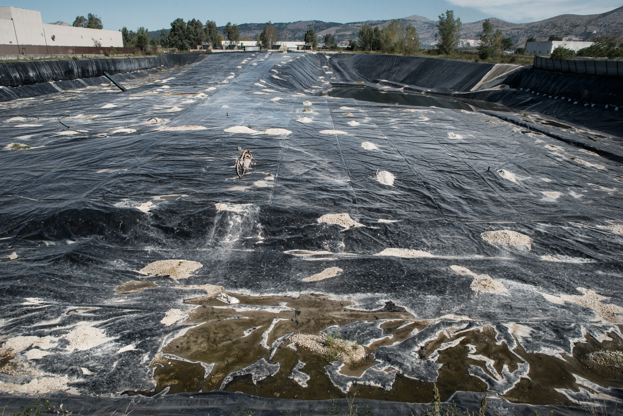  Lo Uttaro, lato sud, Caserta, 2015. La discarica di Lo Uttaro accoglie circa 6 milioni di tonnellate di rifiuti tossici e di dubbia provenienza. E’ all’interno di una conurbazione di circa 300.000 abitanti che coinvolge i comuni di San Nicola la Str