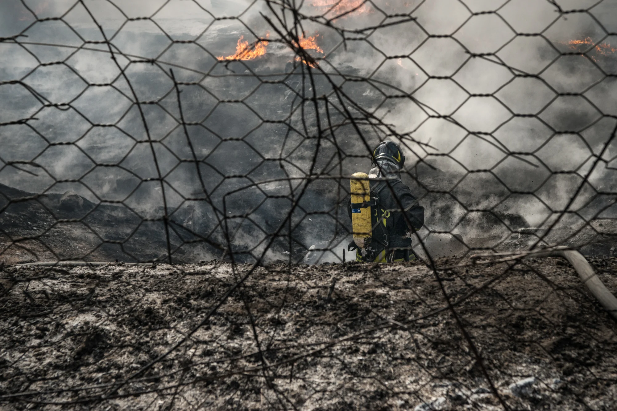 Monteruscello, Napoli, 2015. Incendio di una masseria privata adibita a deposito di materiali plastici. 