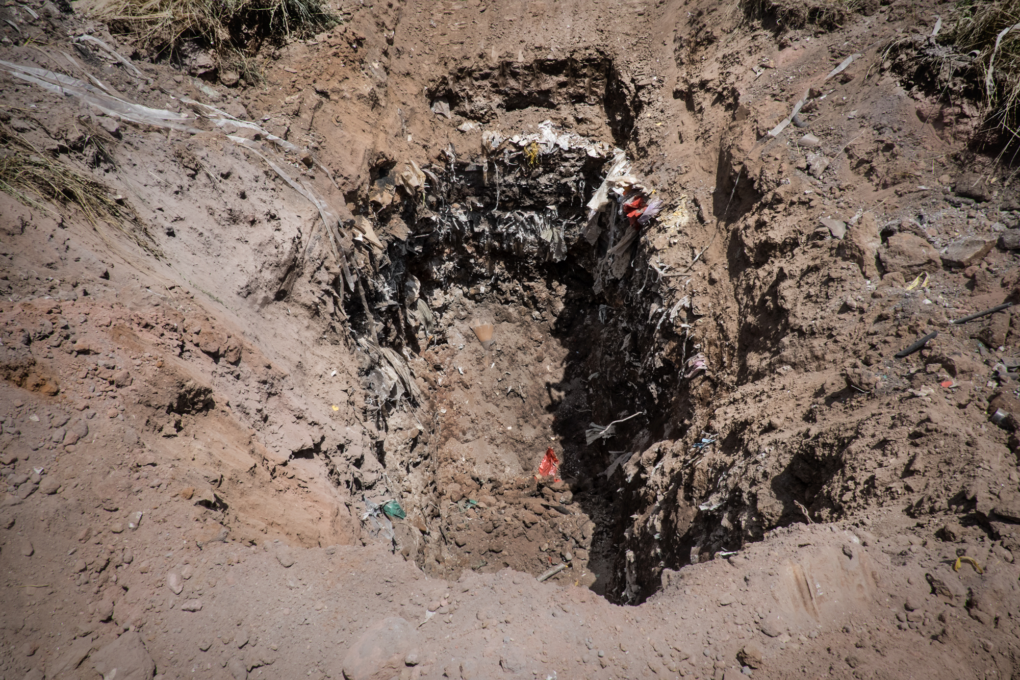  Calvi Risorta, Caserta, 2015. Rinvenimento di rifiuti in seguito a scavi. Sono risultati tossici e nocivi, provenienti da industrie chimiche locali e estere (Francia, Spagna e Cina).&nbsp; 