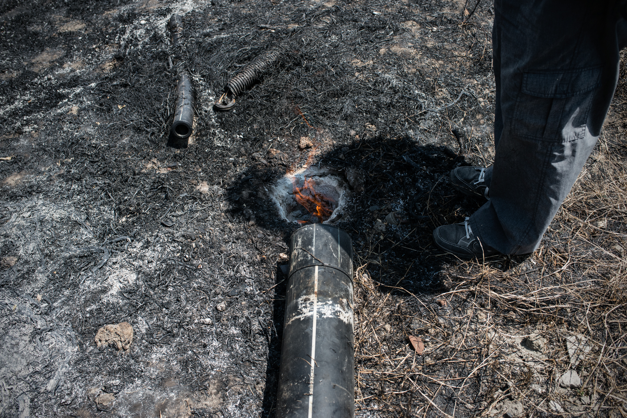  Discarica  Novambiente , Giugliano, (NA), 2015. Le perforazioni nel terreno per la misurazione dei gas che fuoriescono dalla discarica causano esalazioni tossiche da rifiuti chimici industriali e processi di autocombustione.&nbsp; 