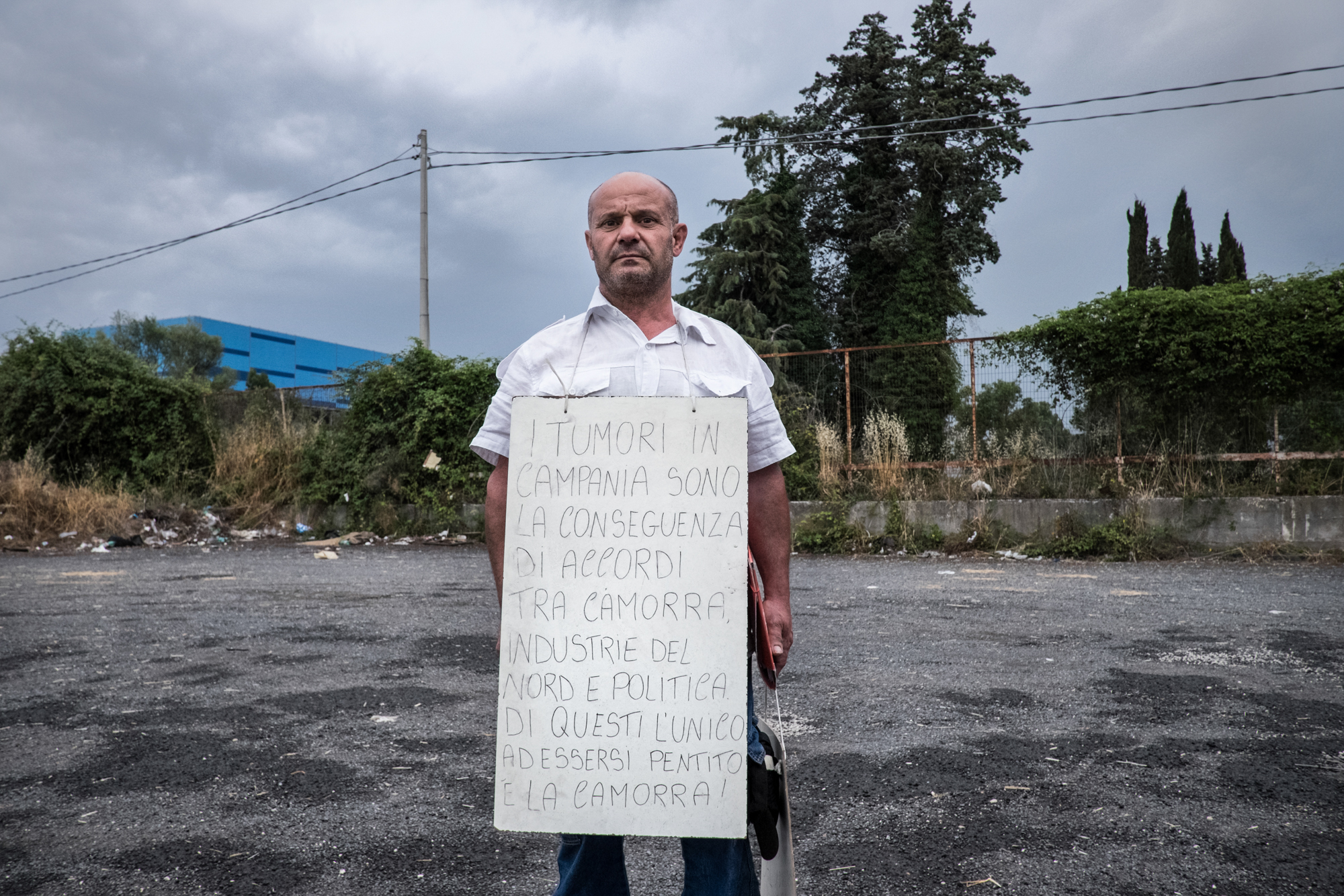  Calvi Risorta, Caserta, 2015. Ferdinando Palmers, attivista di Pianura (NA) e membro della  Oceanus Onlus  manifesta durante il presidio alla ex discarica  Pozzi Ginori .&nbsp; 