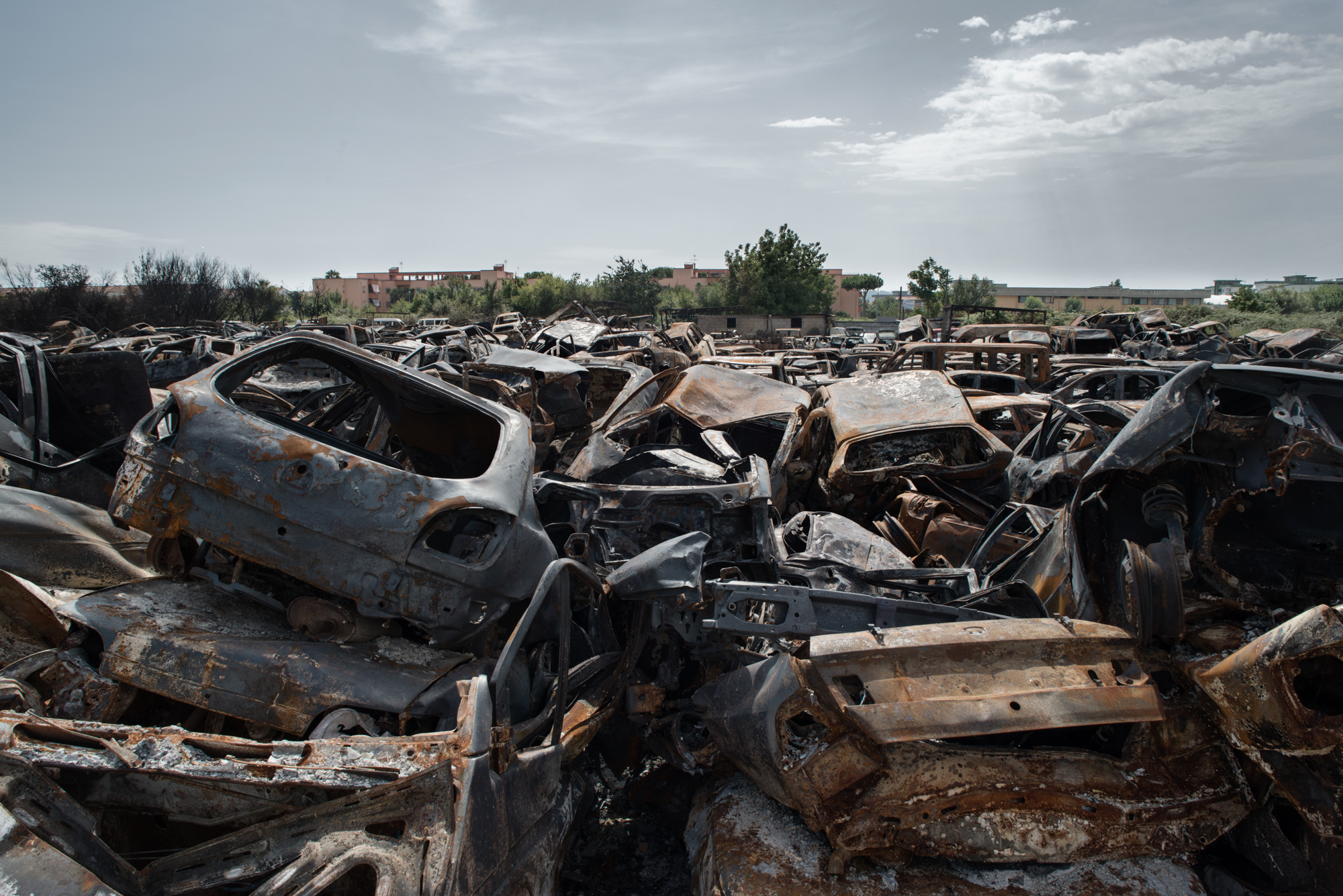  Casacelle, Giugliano, (NA), 2015. Deposito giudiziario di automobili che ha subito un incendio doloso.&nbsp; 