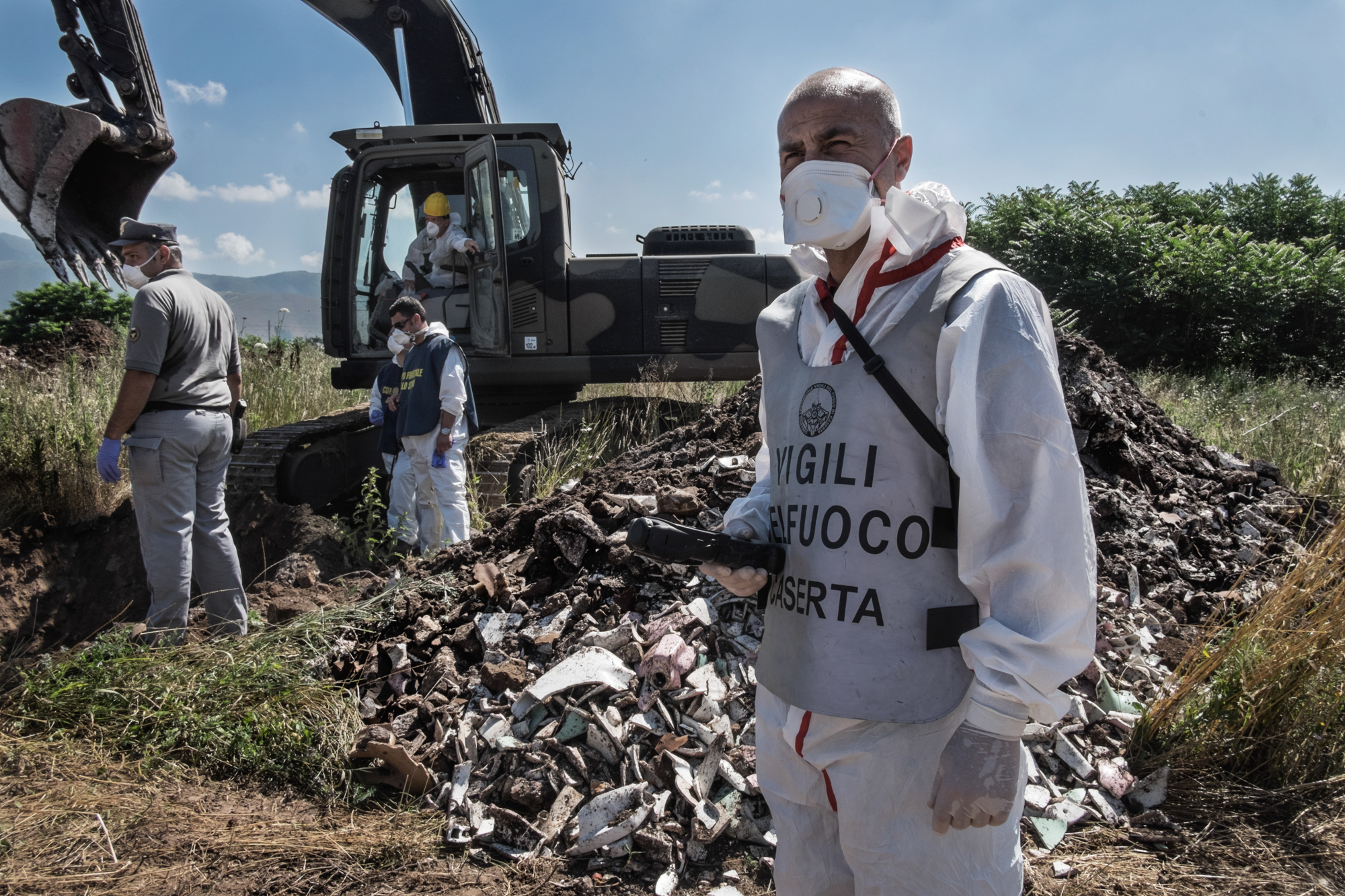  Calvi Risorta, Caserta, 2015. In seguito alle segnalazioni delle associazioni attiviste locali le autorità iniziano solo ora gli scavi per accertare la presenza di rifiuti tossici industriali di dubbia provenienza.&nbsp; 