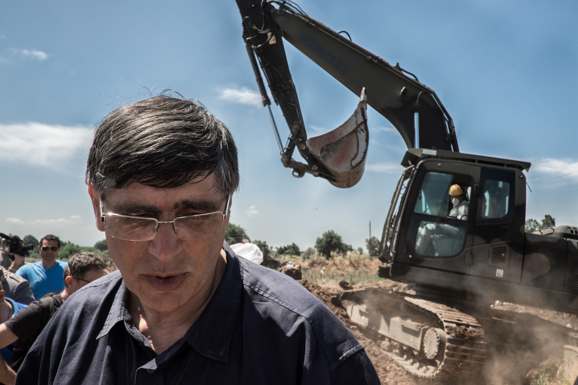  Calvi Risorta, Caserta, 2015. Don Maurizio Patriciello, parroco del Parco Verde di Caivano (NA) e uno dei volti più noti nella battaglia contro  le terre di fuoco , all’interno degli scavi della ex fabbrica  Pozzi Ginori .&nbsp; 