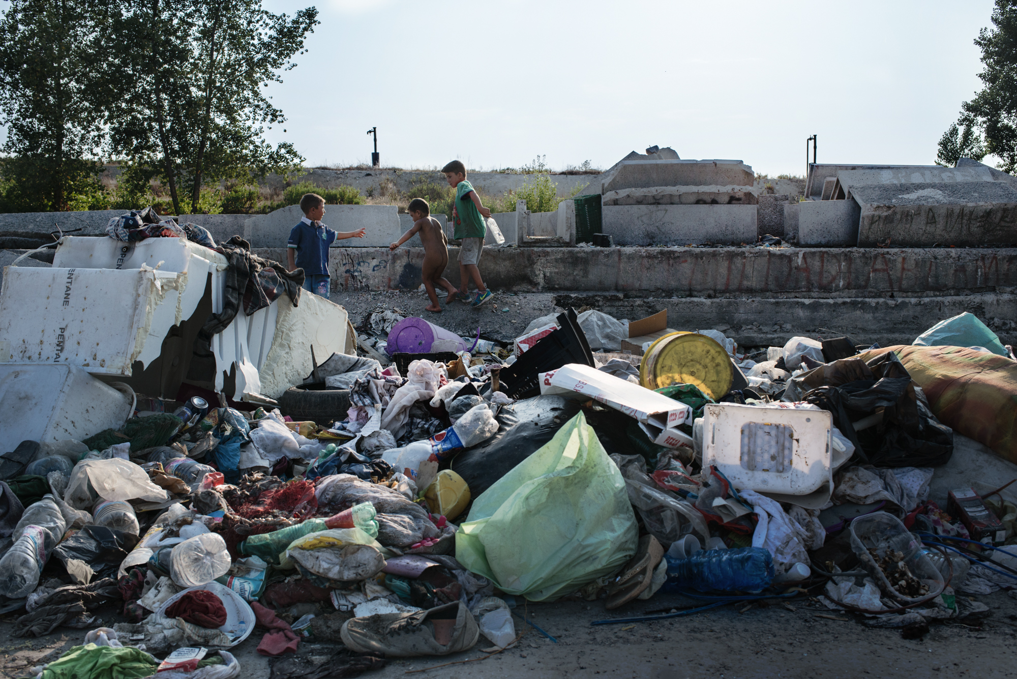  Località Masseria del Pozzo, Area vasta, Giugliano (NA), 2015. Bambini giocano in un campo Rom situato all’interno di un’area dove sono presenti circa 30 discariche in 7 Km quadrati.&nbsp; 