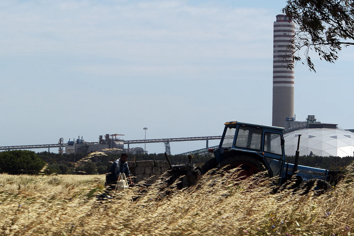 Gli agricoltori residenti a Cerano sono le prime vittime della presenza dell’impianto. Ad una manifestazione dei “No al carbone” del 28 ottobre 2017 hanno manifestato con i trattori e con la loro presenza, lamentando da sempre il fatto che le loro case (tutte costruite con regolare licenza edilizia) si trovano a pochi metri dal nastro trasportatore e dagli impianti.