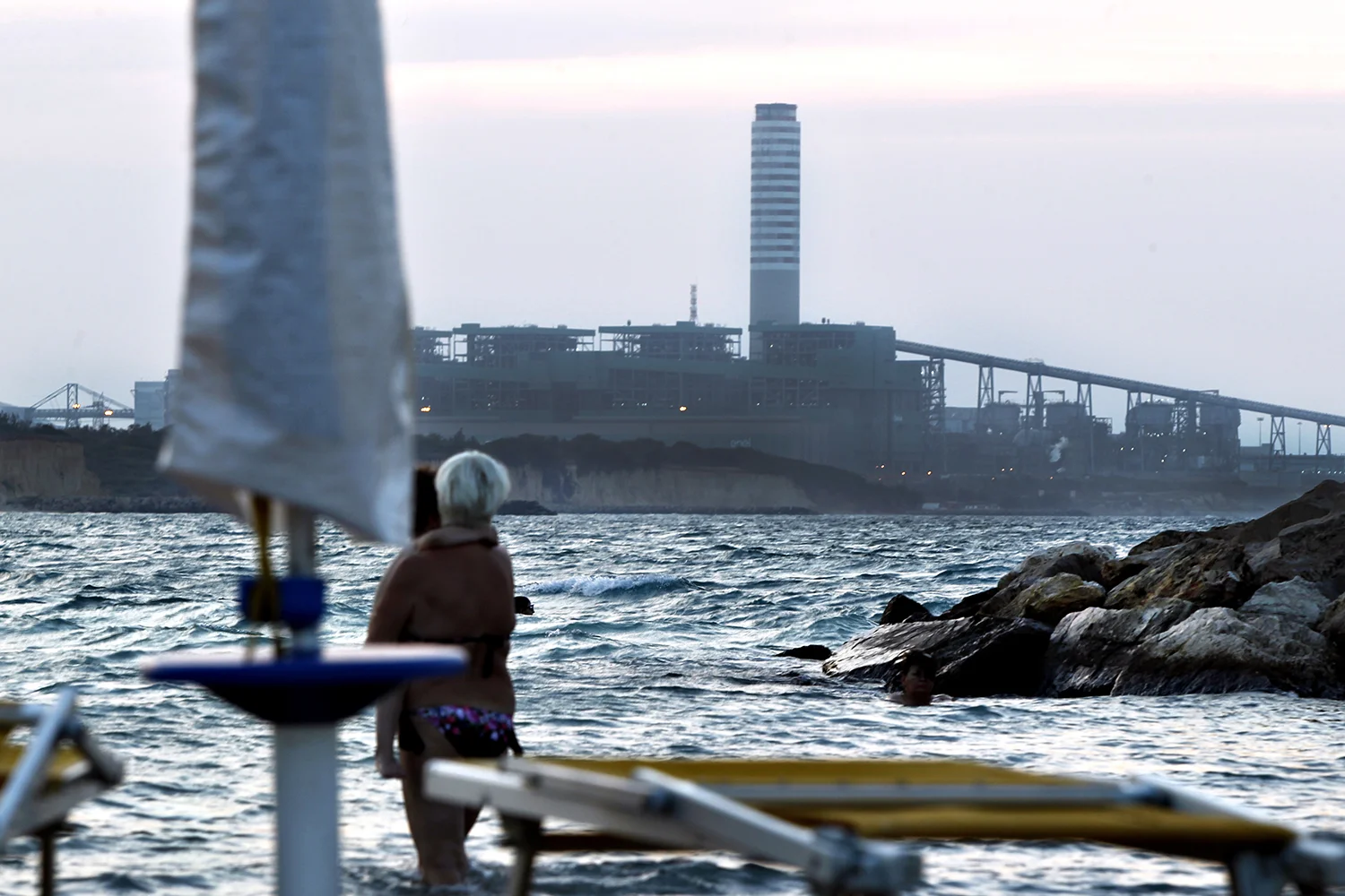 Una veduta della centrale da uno stabilimento balneare di Casalabate, distante pochi chilometri dall’impianto Enel.
