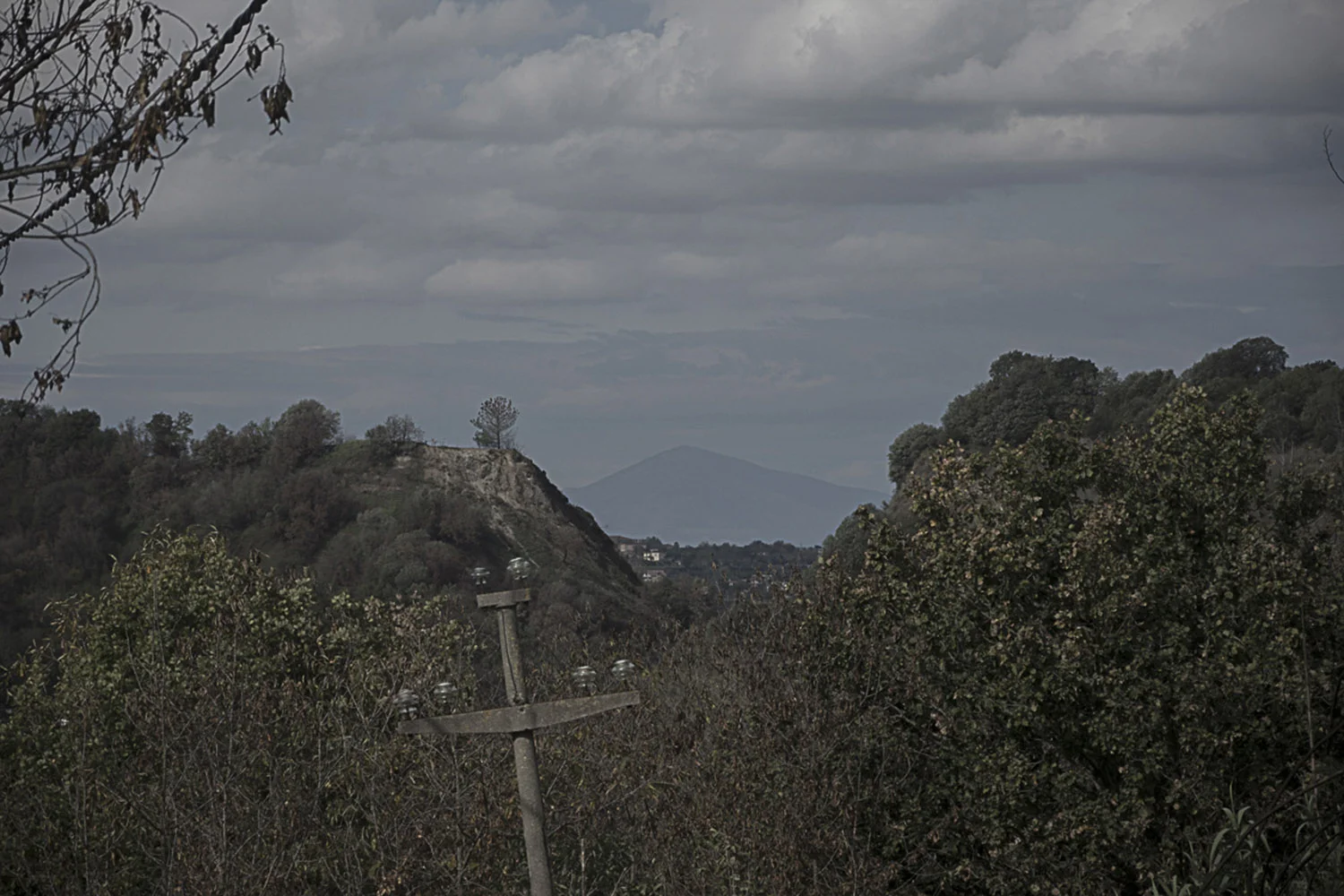 Pianura, Napoli, 2017. L'asse principale del quartiere di Pianura è Via Montagna Spaccata che collega Napoli a Quarto Flegreo (NA). Montagna Spaccata perché è evidente il taglio eseguito dagli antichi romani nella parete della collina per creare un collegamento.