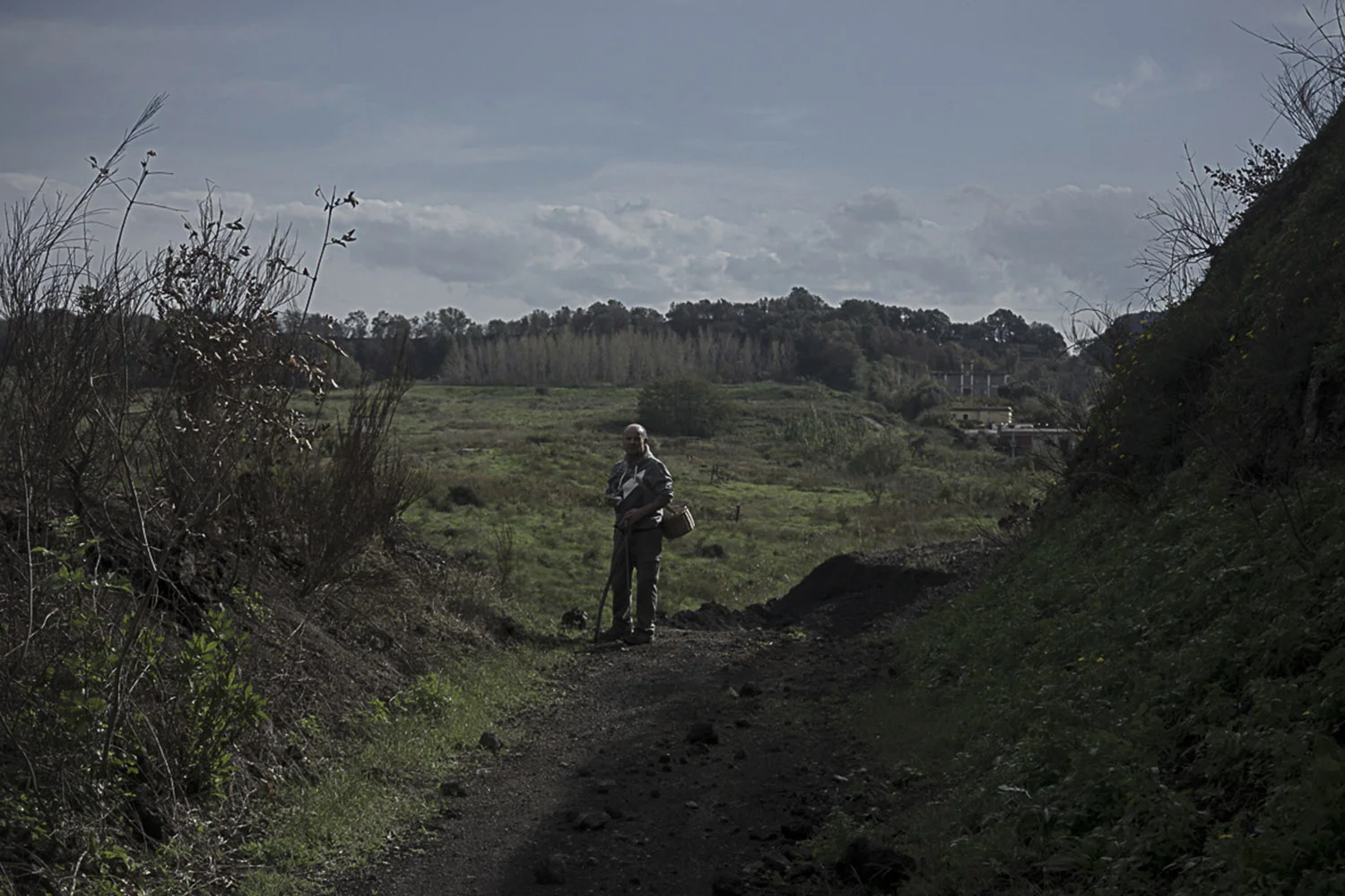 Pianura, Napoli, 2017. Ferdinando Palmers, attivista e naturalista di Pianura e membro dell’Associazione Oceanus Onlus, sul versante sud della Discarica di Contrada Pisani.