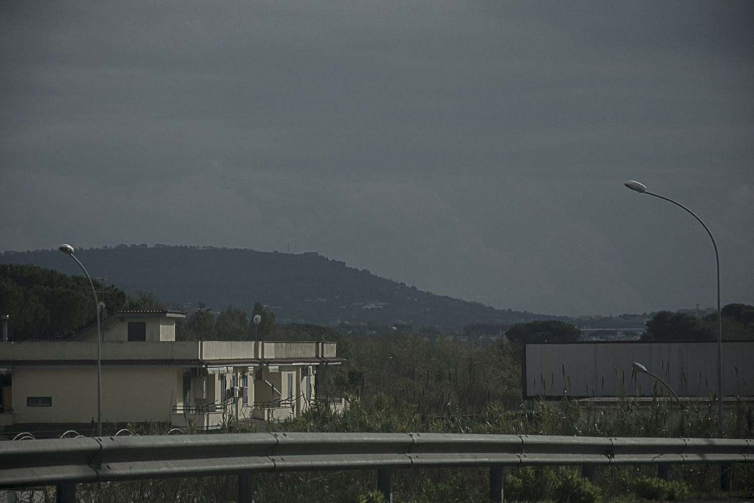  Giugliano in Campania, Napoli, 2017. La collina di Pianura dalla Strada statale 7 quater Via Domitiana, nei pressi del sito di stoccaggio di “eco”balle Masseria del Re. 