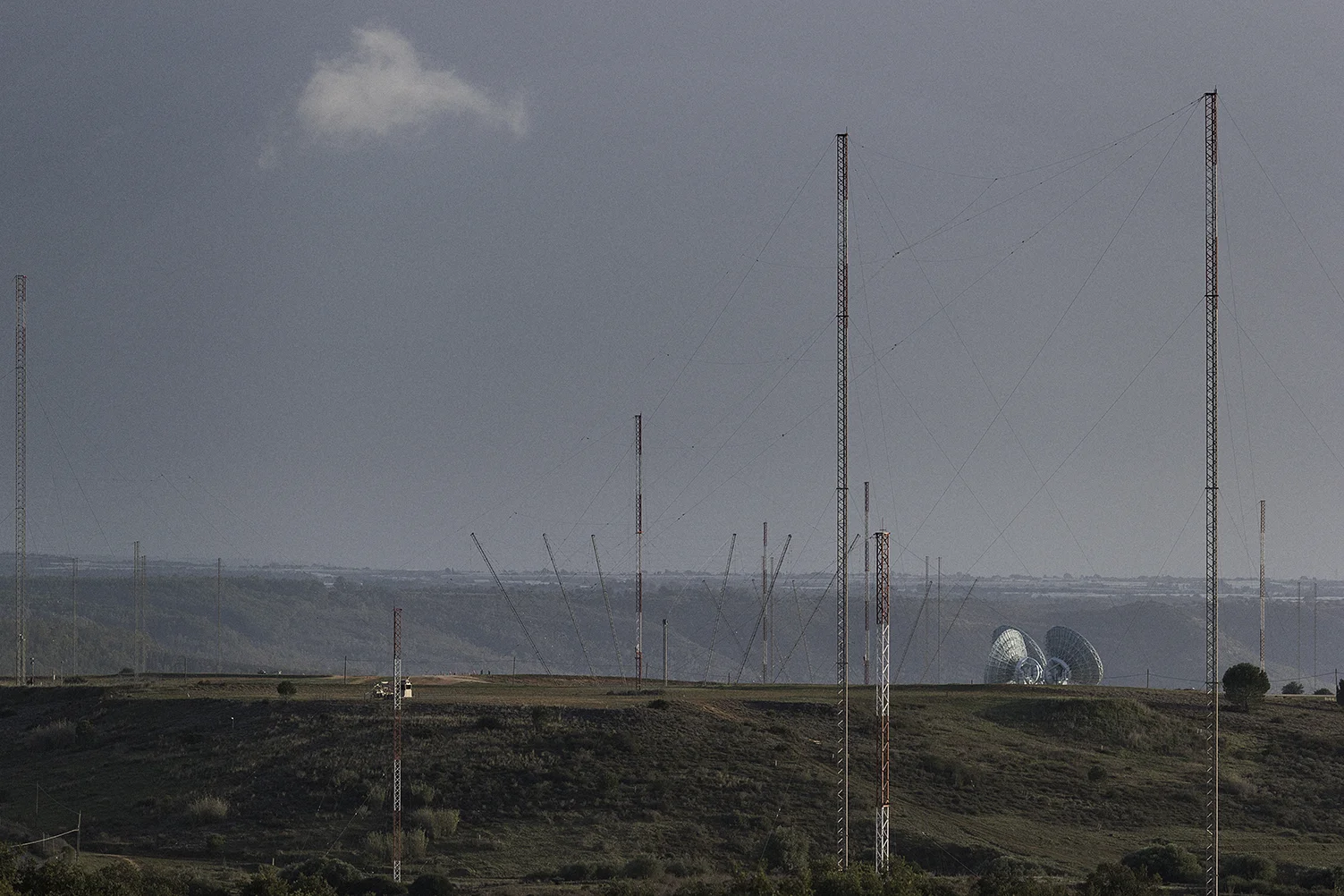 Niscemi (CL), Novembre 2017. Vista sul Naval Radio Transmitter Facility (MUOS) all’interno della riserva naturale Sughereta di Niscemi. L’area protetta comprende un querceto che rappresenta il più importante relitto di sughereta (Quercus suber) mista a lecceta (Quercus ilex) esistente nella Sicilia Centrale, valorizzata da aspetti di macchia e di gariga che ospitano rari elementi floristici e faunistici. È un biotopo di straordinario valore naturalistico e ospita oltre 500 specie di piante vascolari, 16 specie di mammiferi, 14 specie di rettili e 123 specie di uccelli. © Chiara Faggionato