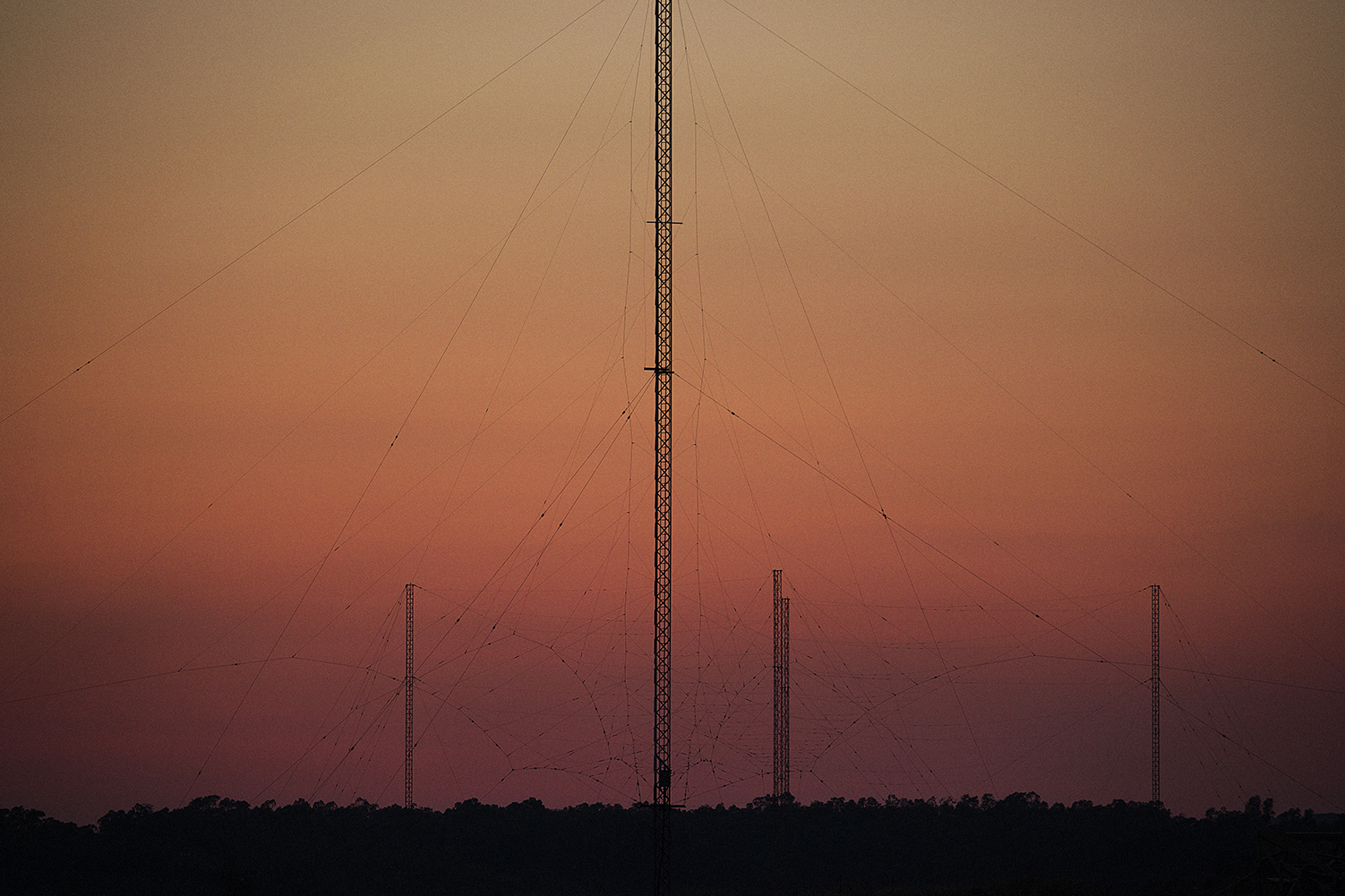  Niscemi (CL), Luglio 2017. L’intricato reticolato di antenne del Naval Radio Transmitter Facility è attivo dal 1991 all’interno della riserva naturale Sughereta di Niscemi. La stazione radio dispone di un sistema di trasmettitori e antenne a bassa f