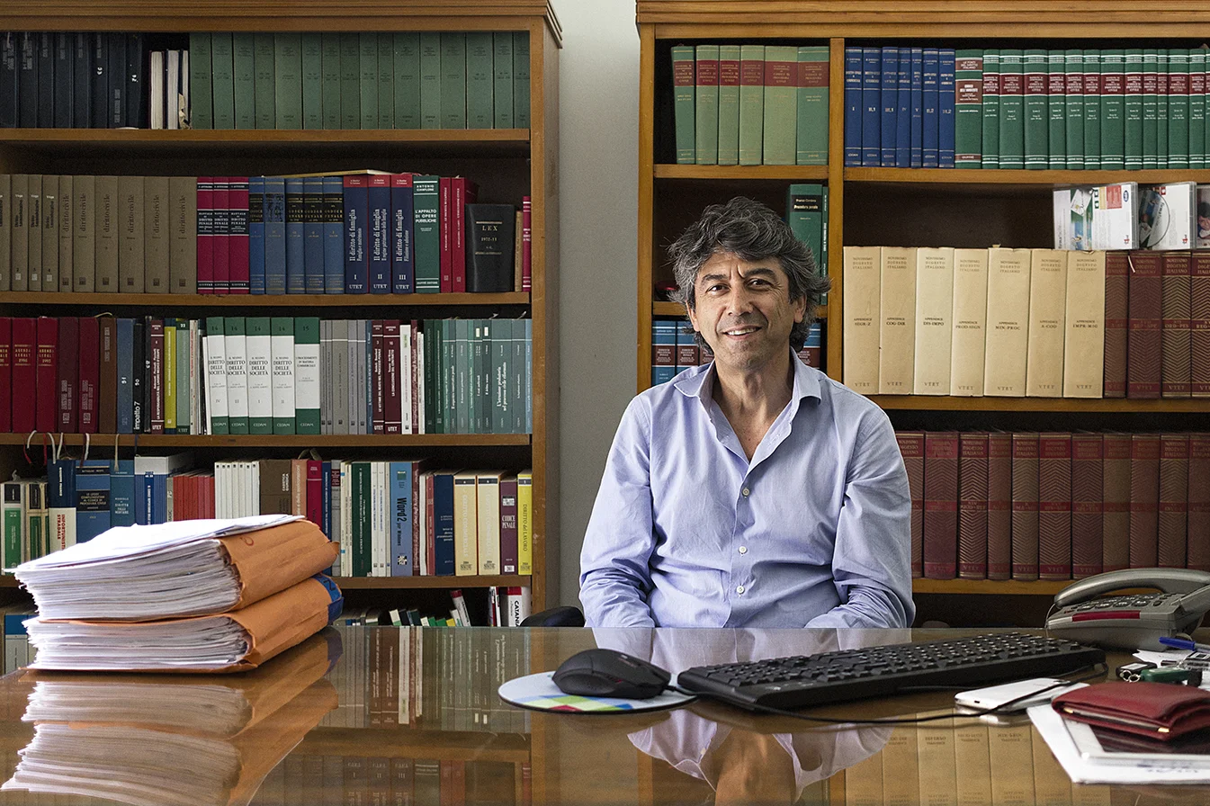 Niscemi (CL), Agosto 2017. Luigi Cinquerrui, avvocato di Niscemi, si occupa della difesa dei casi degli attivisti dei Comitati No MUOS. Più di 120 hanno subito denunce e processi, ancora in corso. I fatti contestati riguardano le manifestazioni di protesta contro l’installazione della base militare avvenuti nel 2013. © Chiara Faggionato