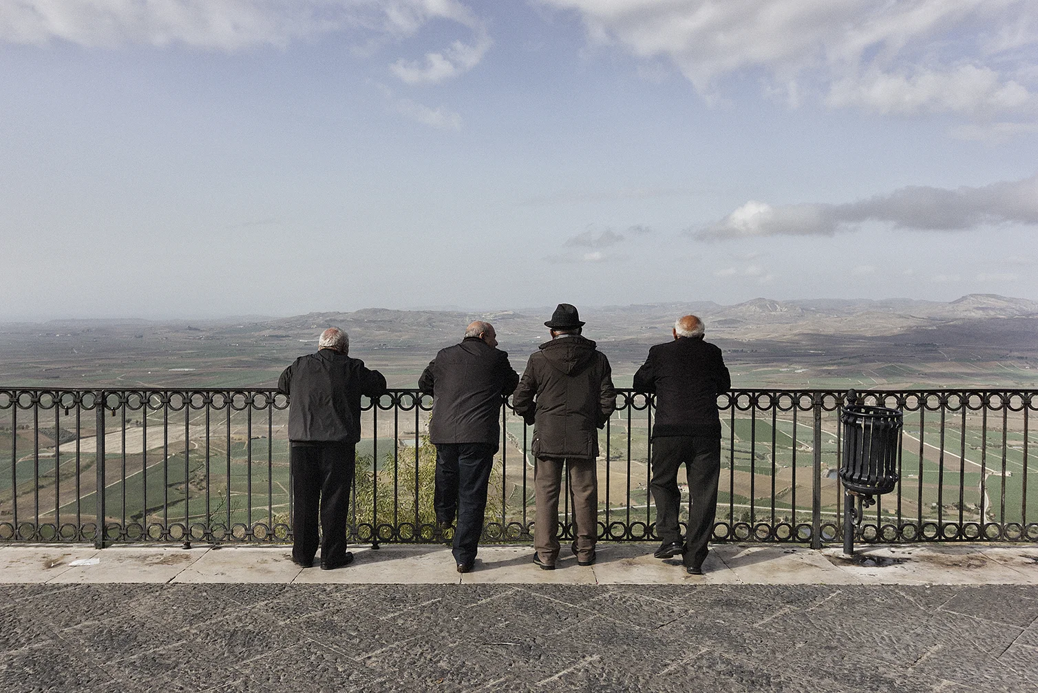 Niscemi (CL), Novembre 2017. Il Belvedere di Niscemi, da cui si può vedere il polo petrolchimico di Gela. Il territorio di Niscemi è inserito nell’area di alto rischio ambientale del comprensorio di Gela, viste le possibili ricadute di emissioni derivanti dalla raffineria. La pericolosità delle antenne MUOS va calcolata anche in base alle possibili mutue interazioni tra l'inquinamento elettromagnetico prodotto dalla base NRTF e i molteplici inquinanti chimici presenti, dovuti alle attività del polo industriale. © Chiara Faggionato