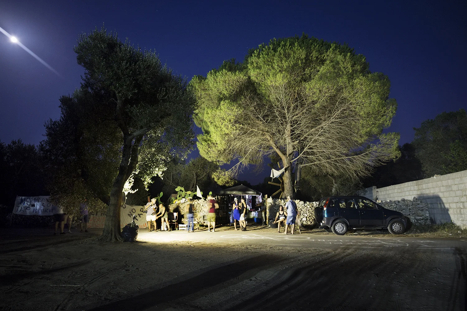 Ingresso del presidio No Tap in località San Basilio. Dalla notte del 12 novembre 2017 l'area è stata dichiarata off-limits e sono stati installati cancelli e barriere di contenimento. Oggi il presidio è zona rossa, completamente militarizzata.
Melendugno, Agosto 2017. © Giuseppe Laera