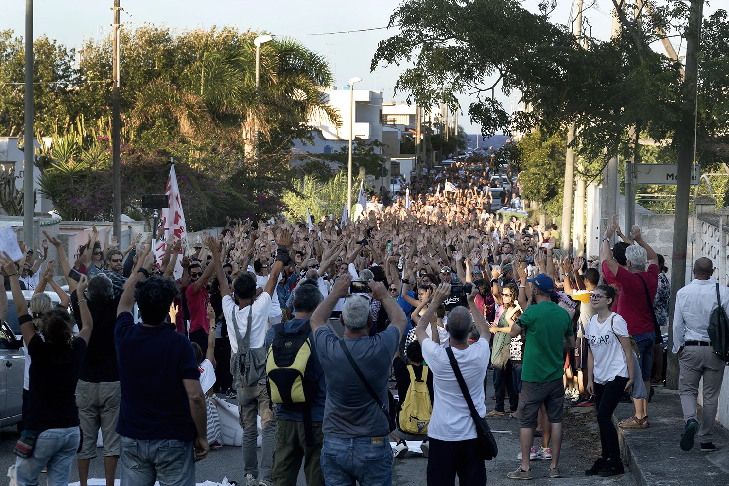 Corteo del movimento contro al realizzazione del gasdotto TAP. Il numero di presenze ha di gran lunga oltrepassato le aspettative: oltre 2000 i manifestanti. San Foca, Agosto 2017. © Giuseppe Laera