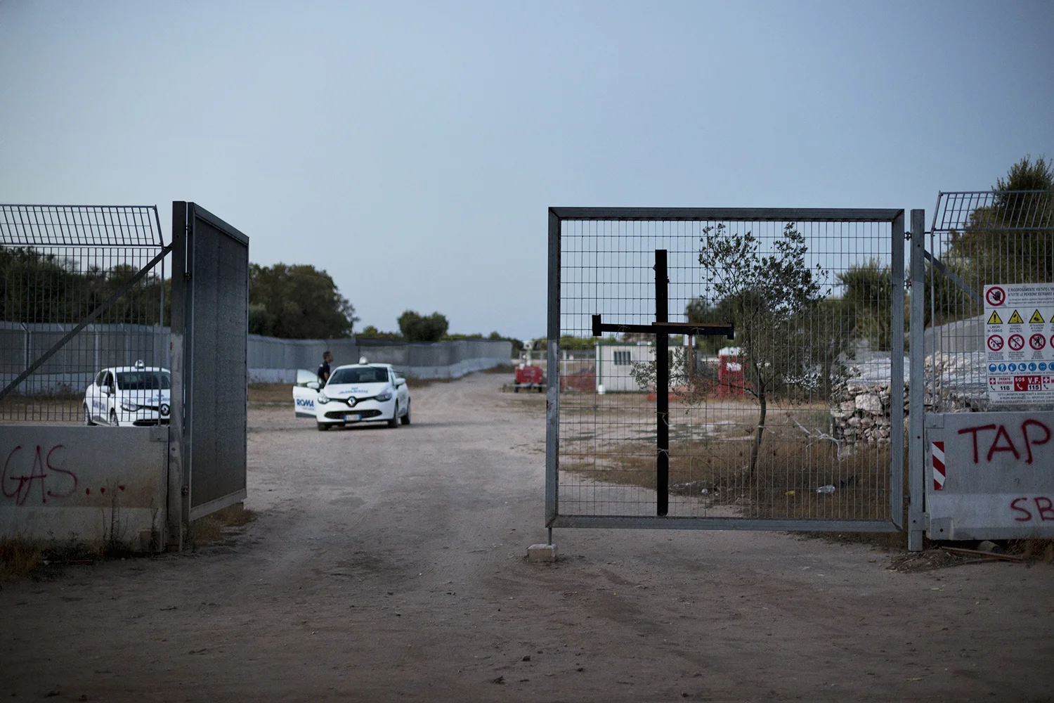 Ingresso area di cantiere in località San Basilio. Le auto dell'agenzia di vigilanza Alma Roma presidiano il luogo giorno e notte e gli attivisti la accusano di essersi schierata in difesa del gasdotto per proprio interesse economico. Melendugno, località San Basilio. Agosto 2017. © Giuseppe Laera