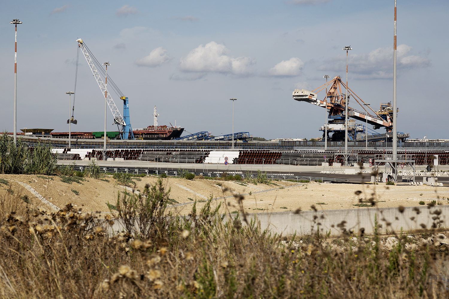   Porto di Brindisi, Costa Morena est. Area di stoccaggio delle tubazioni che saranno utilizzate per la costruzione del condotto TAP.  Edificata per dare maggiori opportunità di sviluppo delle attività commerciali legate al porto, da tempo l'area è i