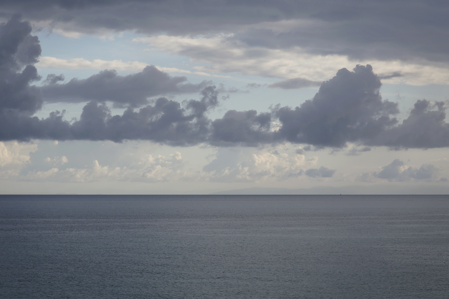  Vista dei monti dell'Albania dalla costa salentina. Il gasdotto TAP della lunghezza complessiva di 878 chilometri, dovrebbe attraversare la Grecia (550 km), l’Albania (215 km), il mar Adriatico (105 km) e quindi approdare sulle coste del Salento. 
T