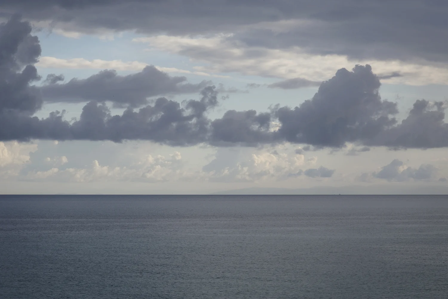 Vista dei monti dell'Albania dalla costa salentina. Il gasdotto TAP della lunghezza complessiva di 878 chilometri, dovrebbe attraversare la Grecia (550 km), l’Albania (215 km), il mar Adriatico (105 km) e quindi approdare sulle coste del Salento.
Torre dell'Orso, Novembre 2017. © Giuseppe Laera