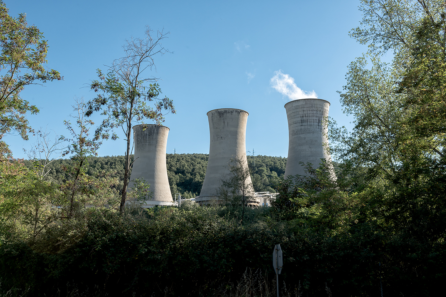  ITALIA, 2017, Centrale geotermica. Nel 1911 fu costruito a Larderello il primo impianto geotermico industriale al monto, l’unico fino al 1958. Dalle torri di raffreddamento fuoriesce anidride carbonica (85,4%), idrogeno solforato (1-2%) e metano (0,