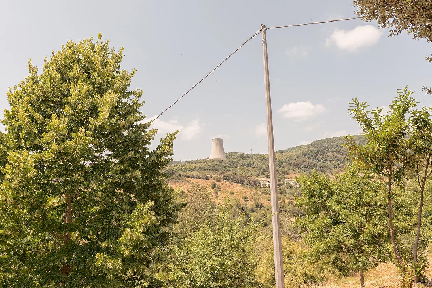 ITALIA, 2017, Castelnuovo di Val di Cecina (PI). La centrale geotermica "Nuova Sasso” nell’area intorno a Larderello. © LUCA CERABONA