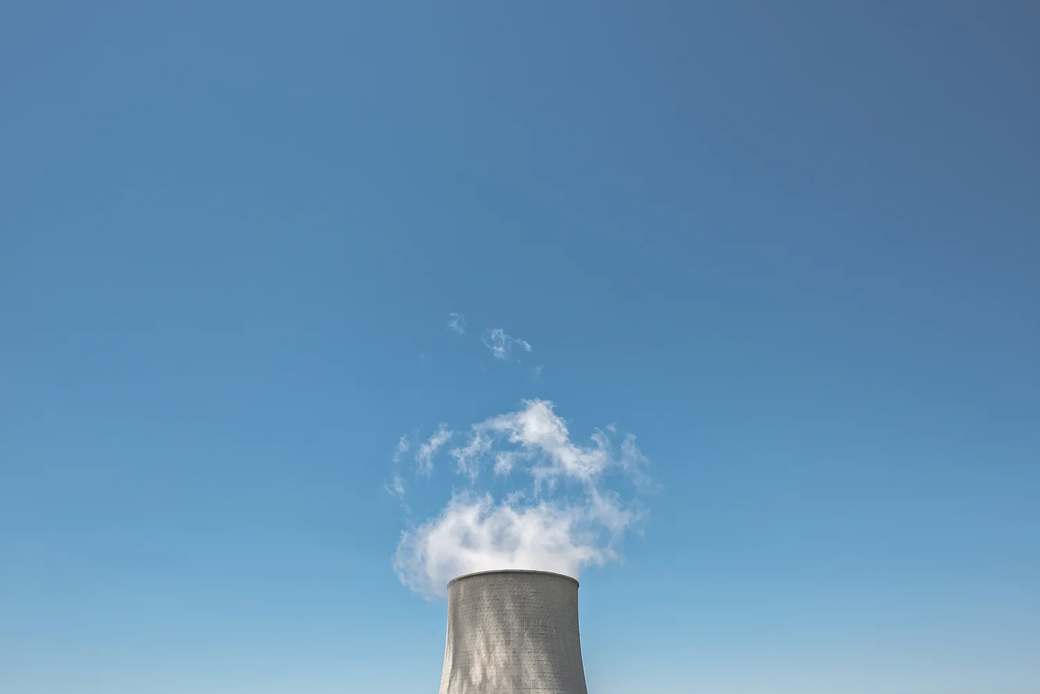 ITALIA, 2017, Castelnuovo di Val di Cecina (PI). Emissioni della torre di raffreddamento della centrale geotermica "Nuova Sasso". Secondo uno studio pubblicato sulla rivista specializzata QualEnergia «nell’anno 2010 sono state emesse in Toscana dalle centrali geotermiche circa 10 mila tonnellate di H2S e di NH3 (in Amiata 1741 tonnellate di H2S e 4334 tonnellate di NH3)». L’analisi costi-benefici condotta nell’ambito del programma europeo CAFE (Clean Air for Europe) che ha quantificato il valore medio del danno ambientale generato dall’NH3 in Italia pari a 20,5 € per kg di NH3 emesso © LUCA CERABONA