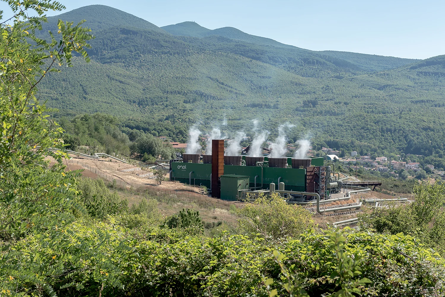 ITALIA, 2017, Santa Fiora. Centrale geotermica "Bagnore 4" (area intorno al monte Amiata). La Toscana ha due aree di sviluppo della geotermia: quella storica, situata attorno a Larderello, e quella "nuova" (della fine degli anni cinquanta) situata in Amiata, il cui serbatoio geotermico presenta differenze sostanziali da quello tradizionale, come un’emissione pressoché doppia di anidride carbonica ed una forte emissione, a Bagnore, di ammoniaca © LUCA CERABONA