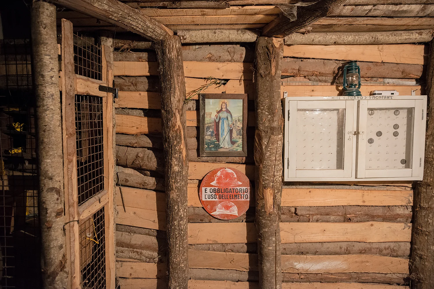 ITALIA, 2017, Ingresso alla miniera di Abbadia San Salvatore. Visibile Santa Barbara protettrice dei vigili del fuoco, dei marinai e dei minatori. Nella metà del XIX secolo il Distretto del Monte Amiata è il primo produttore mondiale di mercurio. Le due malattie professionali caratteristiche dell’attività mineraria e metallurgica legata al mercurio sono la silicosi e l’idrargirismo. Roberto Barocci che «l’aumento di malattie in Amiata non può essere attribuito alla presenza delle miniere perché gli studi evidenziano un aumento per malattie che non sono attribuibili all’attività di estrazione del mercurio» © LUCA CERABONA