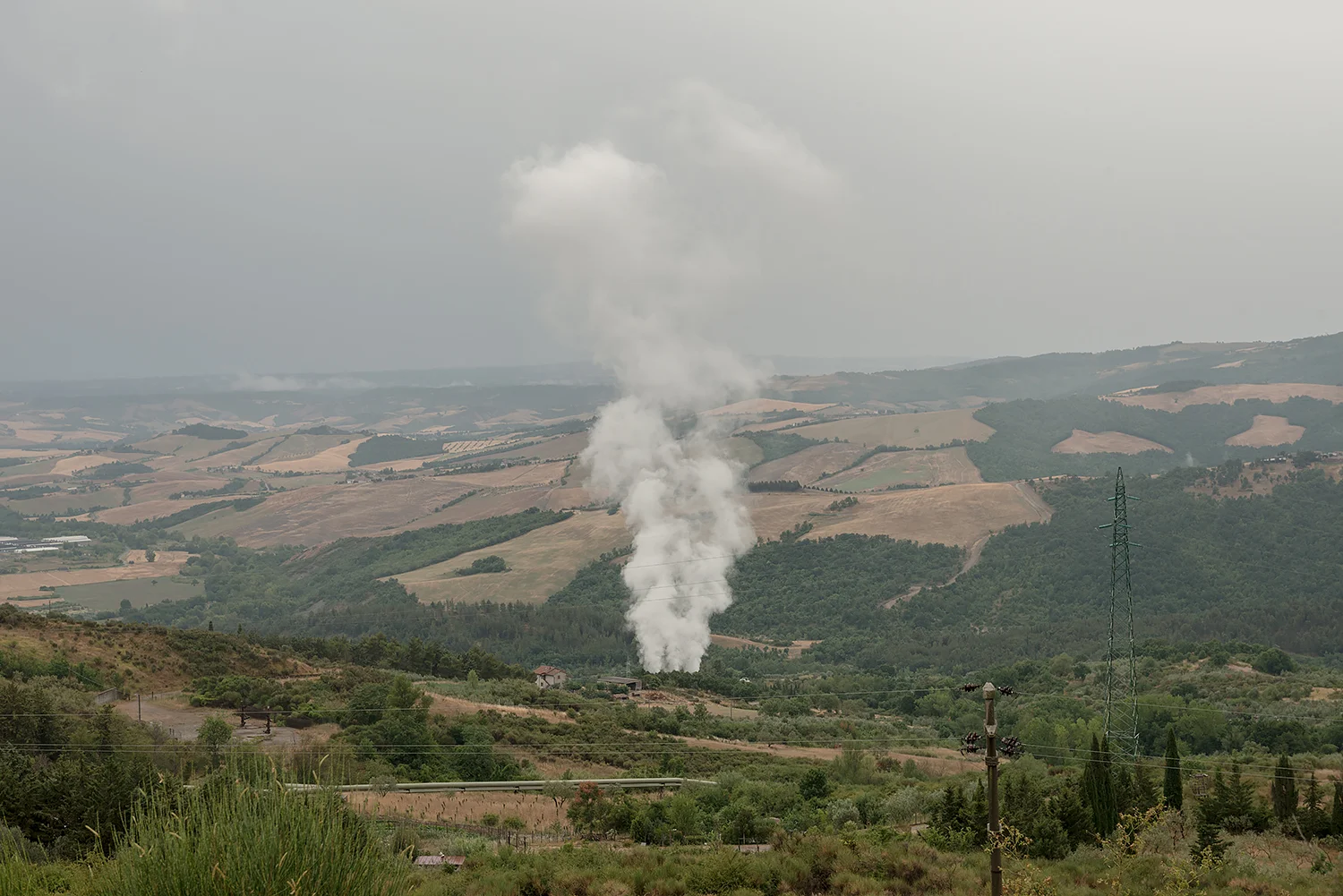 ITALIA, 2017, Piancastagnaio. Emissioni di una centrale geotermica. Secondo una rivista specializzata le centrali dell’Amiata contribuiscono alla formazione in atmosfera di PM 10 e PM 2,5 universalmente riconosciuto come nocivo per l’apparato respiratorio. L’OMS stima che ogni anno nel mondo muoiano oltre 2 milioni di persone a causa della respirazione di particelle PM10 © LUCA CERABONA