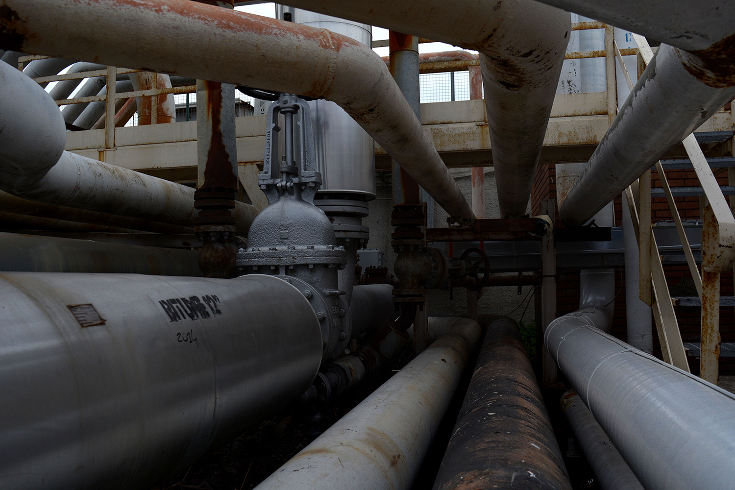  San Giovanni a Teduccio (Napoli), 2017. Oleoedotto che collega il porto industriale ai vari depositi trasportando ettolitri di gas e carburante ogni giorno.© Alice Tinozzi 