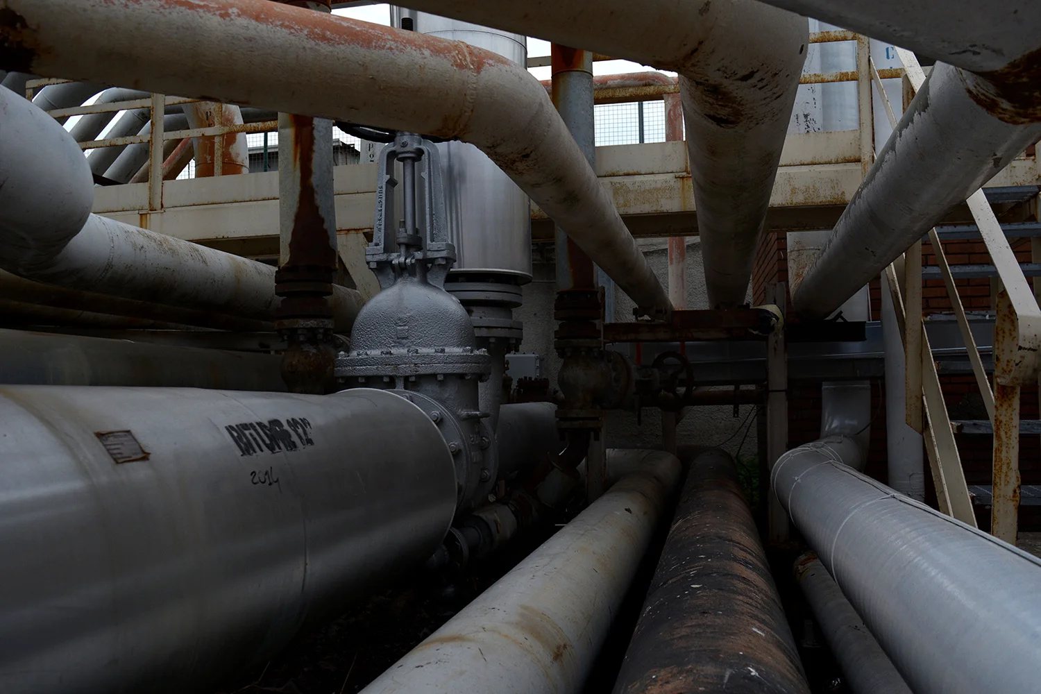 San Giovanni a Teduccio (Napoli), 2017. Oleoedotto che collega il porto industriale ai vari depositi trasportando ettolitri di gas e carburante ogni giorno.© Alice Tinozzi