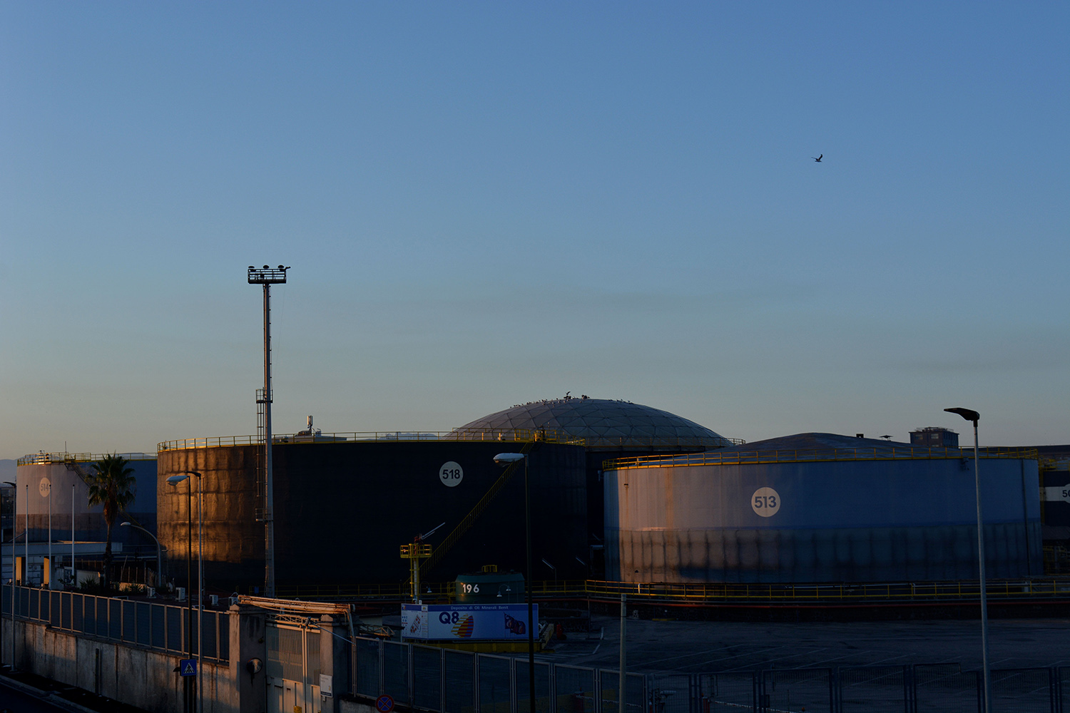  Polo industriale (Napoli), 2017. Deposito attivo della Kuwait (Q8) nonostante il sequestro nel 2015. © Alice Tinozzi 