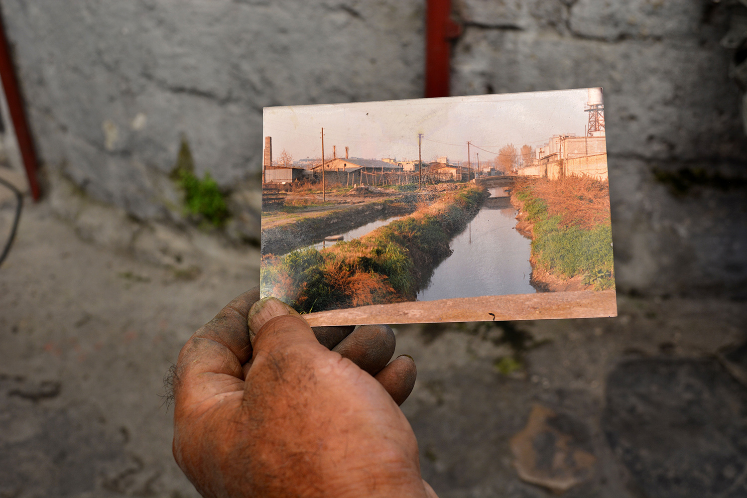  San Giovanni a Teduccio (Napoli), 2017. Cartolina storica che mostra il fiume Sebeto, oggi interrato.© Alice Tinozzi 