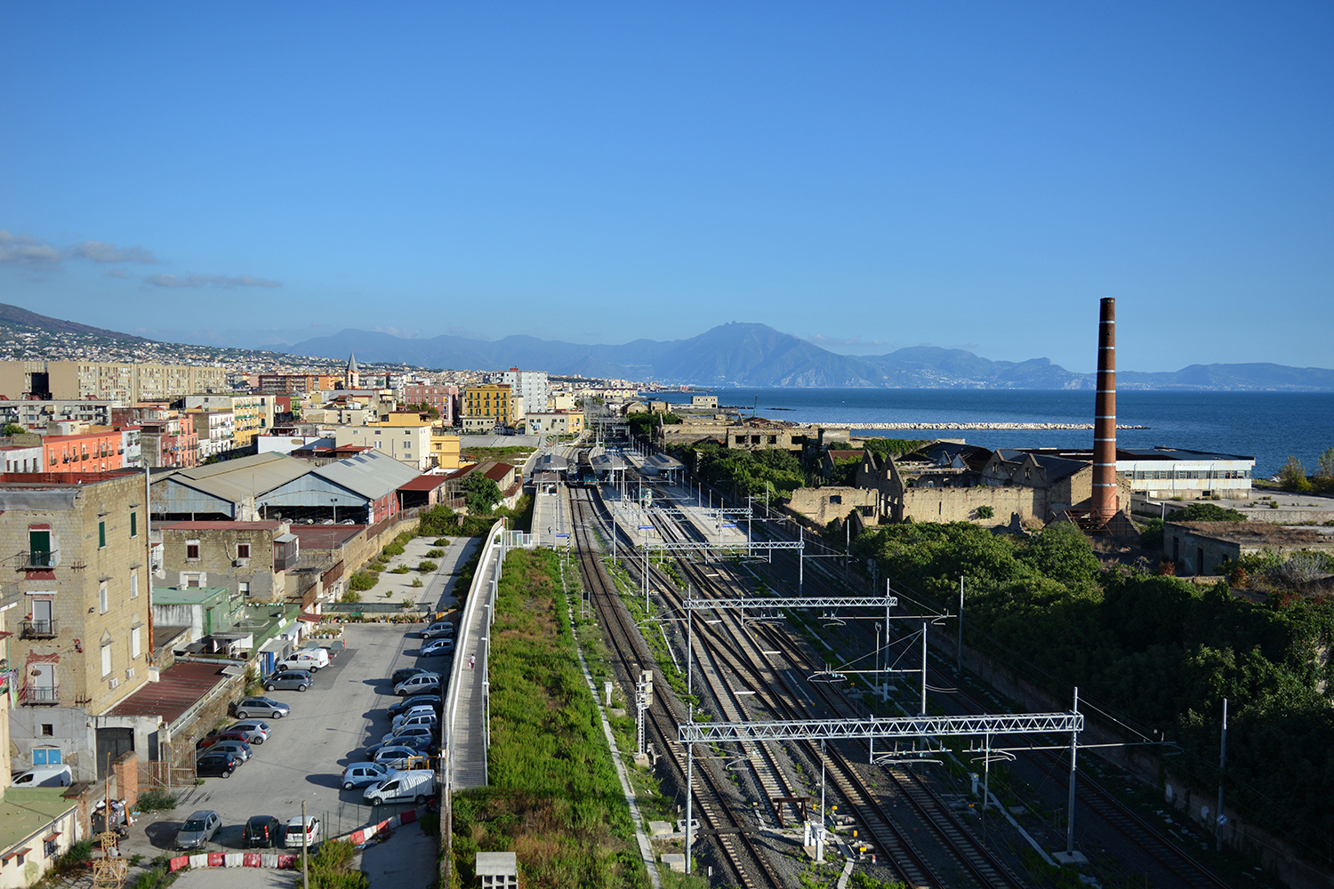  San Giovanni a Teduccio (Napoli), 2017. La ferrovia impedisce alla popolazione l’accesso al mare.© Alice Tinozzi 