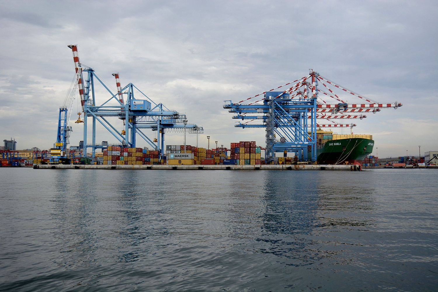  San Giovanni a Teduccio (Napoli), 2017. Porto industriale Napoli Est. Stoccaggio dei container e navi cargo. © Alice Tinozzi 