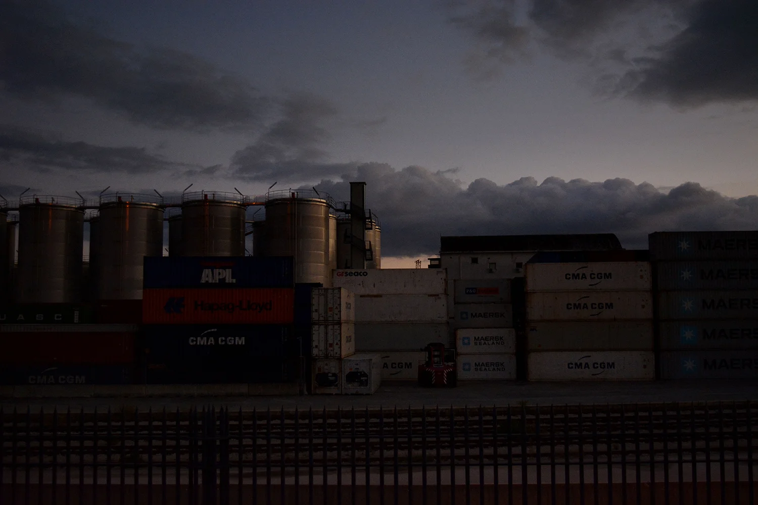 San Giovanni a Teduccio (Napoli), 2017. Muro di container lungo la costa. © Alice Tinozzi