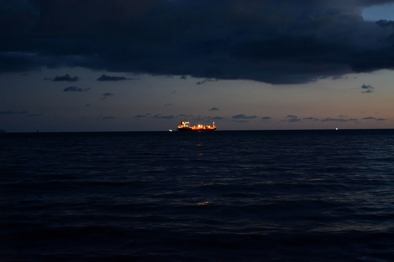 San Giovanni a Teduccio (Napoli), 2017. Nave cargo al largo mentre aspetta di entrare in porto. © Alice Tinozzi