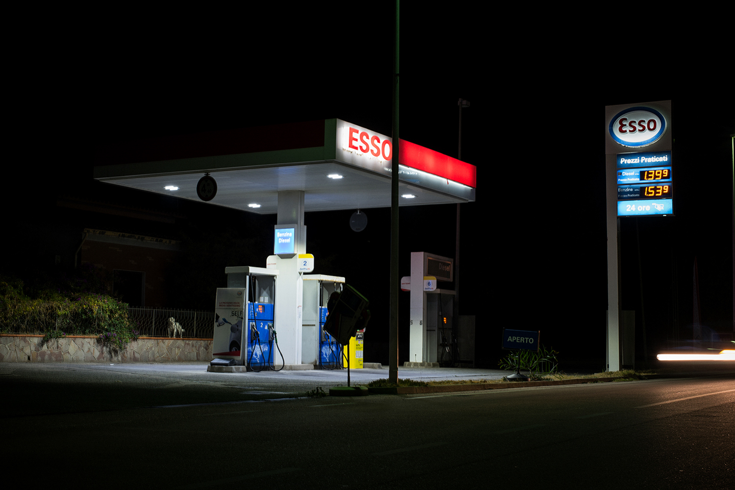  In paese si lamenta il prezzo eccessivo della benzina, quando la SARAS, con 300 mila barili prodotti al giorno, soddisfa il 16% della capacità di raffinazione italiana. Sarroch (Cagliari), 2017. 