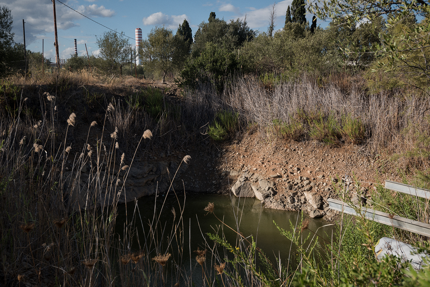  Bacino di acqua piovana non più utilizzato dalla famiglia Romanino per irrigare gli ortaggi, data la presenta di inquinanti. Sarroch (Cagliari), 2017. 