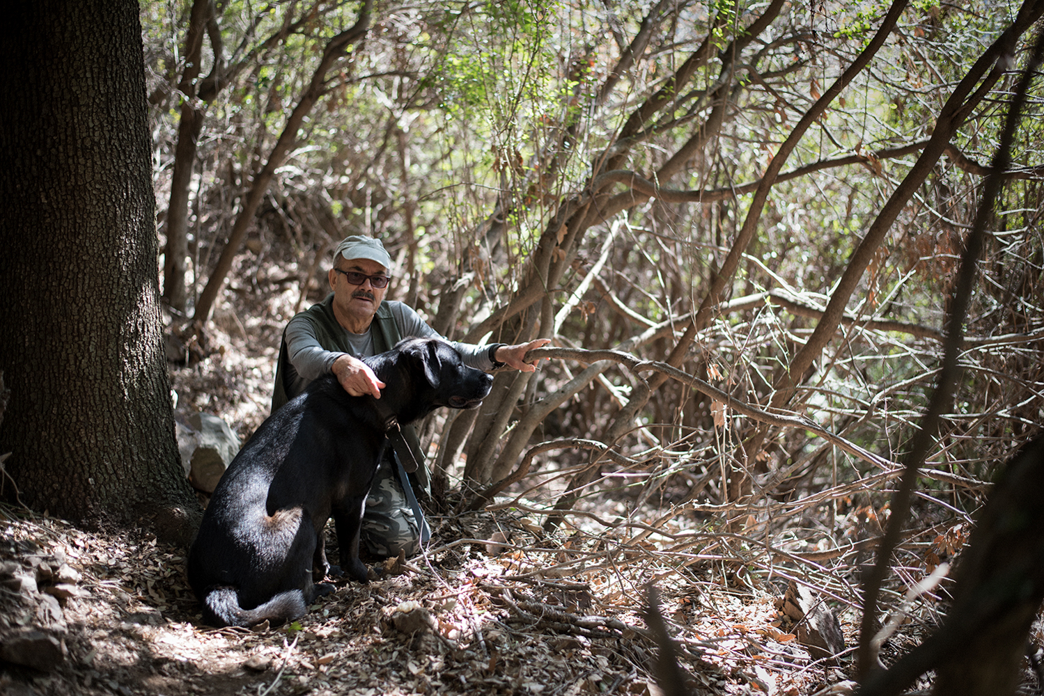  Raffaele, voce critica nonché appassionato escursionista, in compagnia del suo cane Nerone, promuove, tramite la sua intensa attività divulgativa gli angoli meno conosciuti del territorio montano di Sarroch. Sarroch (Cagliari), 2017. 